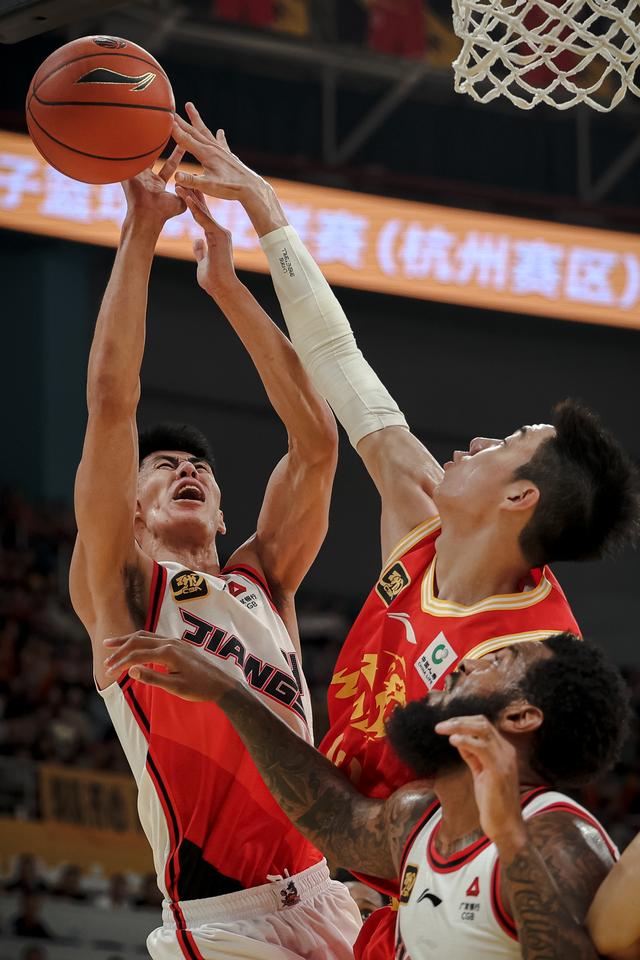 关于辽宁男篮胜出对阵浙江队的激烈比赛的信息