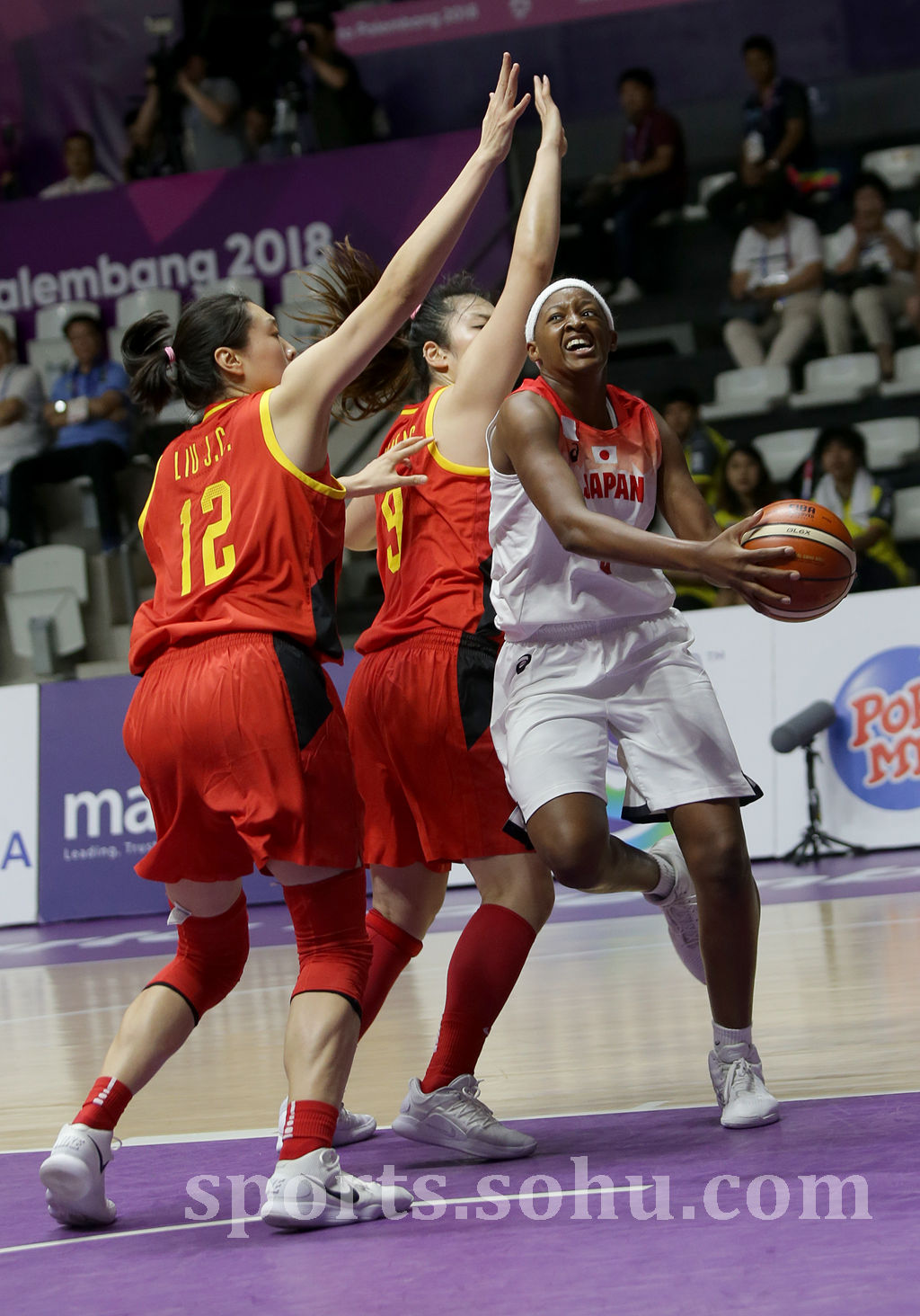 关于亚运会四强战对决在即！新疆男篮演练定位球，皇家马德里密集防守应对的信息